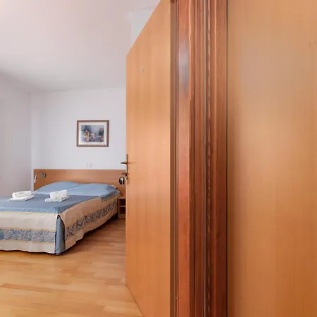 With Kitchen And Terrace For Two People 아파트 *