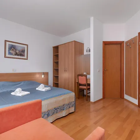 Apartment With Kitchen And Terrace For Two People Funtana